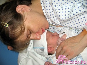 alszik a baba anyával
